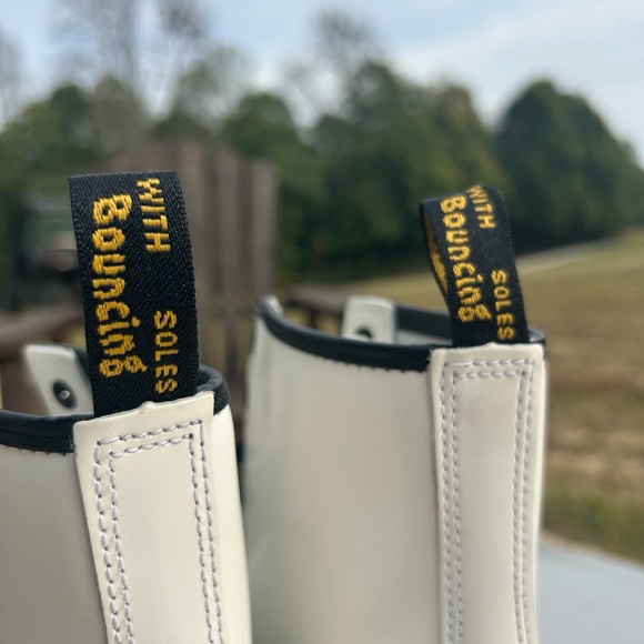 Dr. Martens Smooth Leather Lace Up Boots: W, size 7.5, white, new condition! - Picture 9 of 9